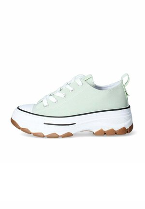 Sneaker in tela verde chiaro con accenti bianchi, design con piattaforma, suola in gomma testurizzata e strisce nere lungo il mezzo suola.