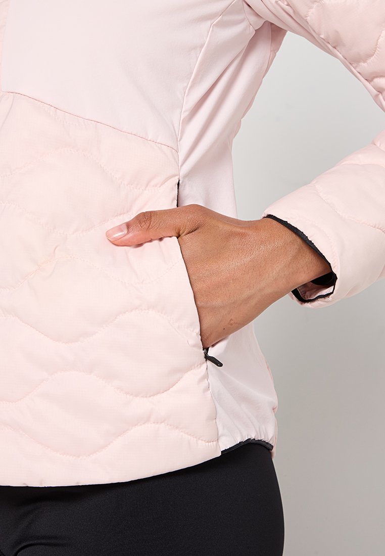 Giacca trapuntata rosa chiaro con una parte superiore liscia, dotata di una tasca laterale, polsini elastici e un orlo inferiore con coulisse per una regolazione.