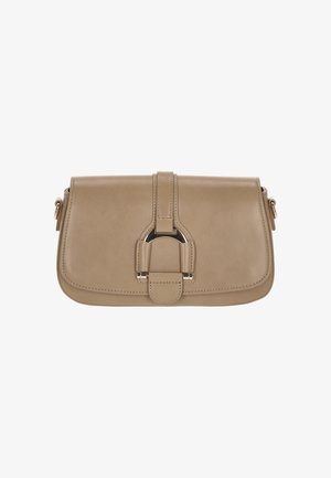 Borsa a spalla in pelle beige con chiusura a patta, caratterizzata da un accento centrale a strap e accessori in metallo tono argento. Texture liscia con dettagli cuciti.