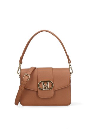 Sac bandoulière en cuir marron avec boucle dorée affichant le logo « M », poignée supérieure et bandoulière amovible réglable sur fond blanc.