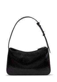 Borsa in pelle nera con una finitura lucida, forma curva, chiusura con zip e una singola tracolla regolabile. Presenta una superficie liscia e un design minimalista.