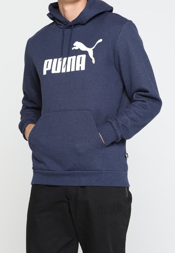 Felpa con cappuccio blu navy realizzata in tessuto morbido, con una tasca a marsupio frontale e un logo Puma bianco stampato sul petto.