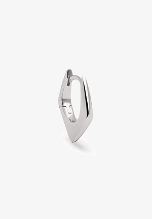 Boucle d’oreille créole géométrique ton argent avec une forme angulaire pointue et une fermeture à charnière sur fond blanc.
