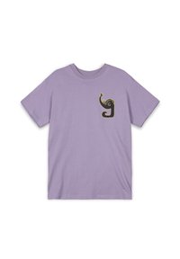 Camiseta lila de algodón, con un diseño artístico de un elefante negro en la parte izquierda del pecho. Mangas cortas y cuello redondo clásico.