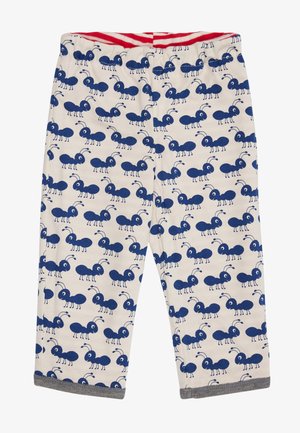 Blauwe katoenbroek met een mierenpatroon op een crèmekleurige achtergrond, voorzien van een rood-wit gestreepte tailleband en grijze boorden bij de enkels.