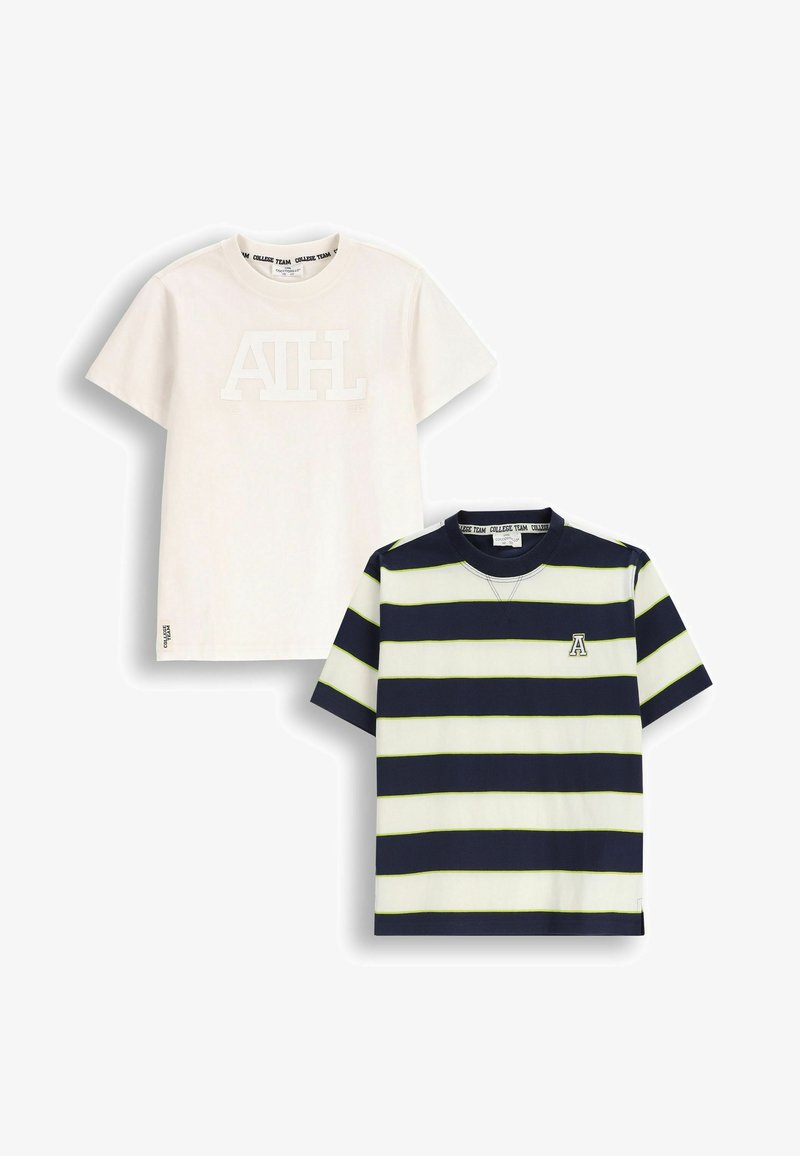 Dwa t-shirty: jeden w jednolitym kremowym kolorze z uniesionym białym logo, drugi w granatowo-białe paski z zielonymi akcentami i logo na klatce piersiowej.