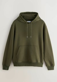 Oliven grøn hoodie med en rummelig frontlomme, justerbar snor og ribbede ærmer og kant. Blødt stof og afslappet pasform.