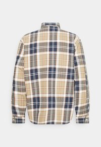 Chemise à manches longues avec un motif à carreaux beige, marine, blanc et gris, vue de dos sur fond blanc.
