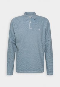 Langarm-Polohemd in Hellblau mit horizontalen Streifen, erhältlich mit sichtbarem Kragen, einer Drei-Knopf-Leiste und einem kleinen gestickten Logo.