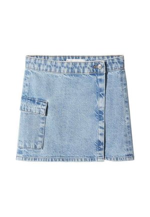 Mini-jupe en jean bleu clair avec une poche latérale et une fermeture boutonnée à l'avant sur fond blanc.