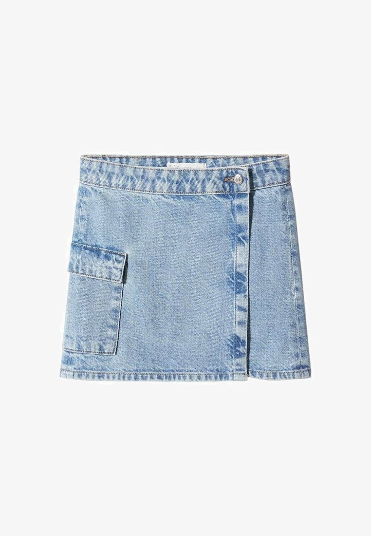Mini-jupe en jean bleu clair avec une poche latérale et une fermeture boutonnée à l'avant sur fond blanc.