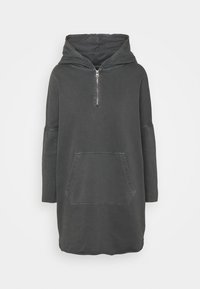 Mörkgrå pullover hoodie klänning med framficka och halvdragkedja på bröstet, visas på en vit bakgrund.