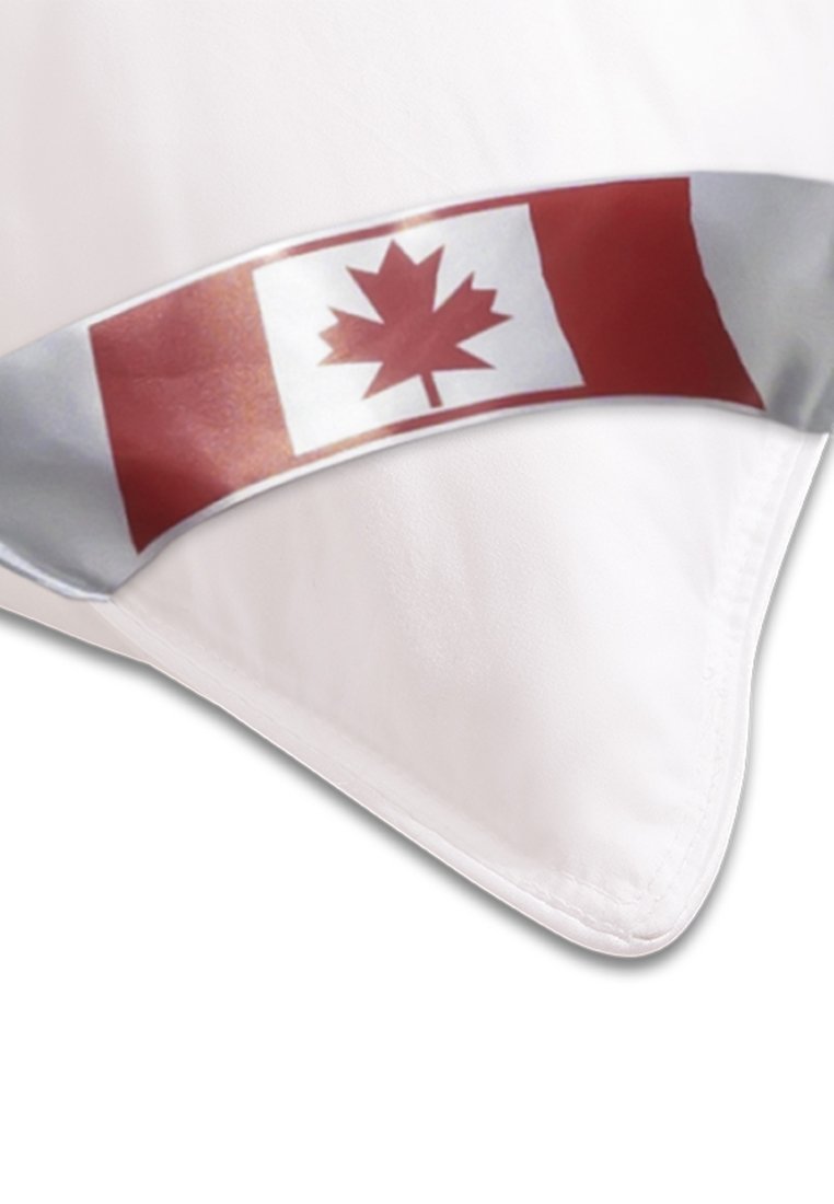 Witte kussen met een rood en wit lint waarop de Canadese vlag staat afgebeeld, met een gladde textuur en gestikte rand.