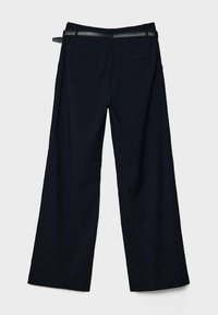 Marineblå vidde buksers med nålestriber, baglommer med kant og et tyndt sort bælte mod en ensfarvet baggrund.