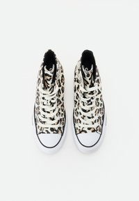 Høytopp-sneakers med en hvit canvas-overdel med svart og beige leopardmønster, hvite lisser og en hvit gummisåle.