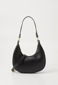 Sac à main en similicuir noir avec une forme incurvée, des finitions en métal doré et une poignée courte. Fermeture éclair sur le dessus.