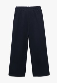 Pantalones de chándal azul marino con cintura elástica, corte relajado y textura suave. La tela parece ligeramente texturada sin patrones visibles.