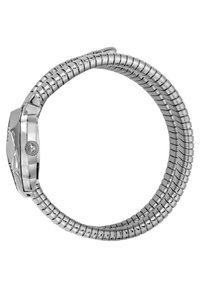 Montre-bracelet en métal argenté avec un bracelet flexible, un boîtier rectangulaire, une couronne texturée et des détails complexes sur la lunette.