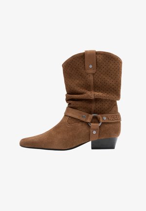 Rjavi semiš gleženjček z perforiranim zgornjim delom, ohlapnim deli nogavice, pletenim trakom, srebrno opremo in nizkim zloženim peto.