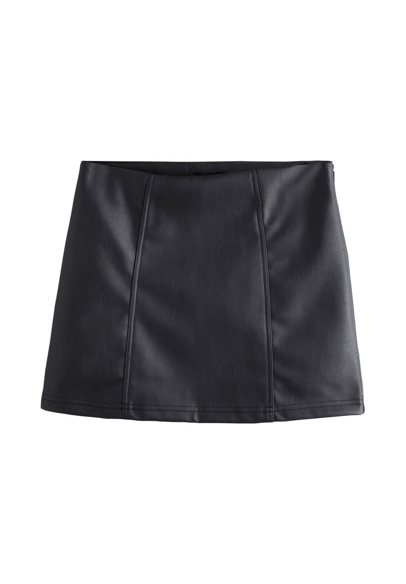 Minigonna nera in ecopelle con una texture liscia, caratterizzata da cuciture verticali e un orlo dritto. Design semplice senza ornamenti.
