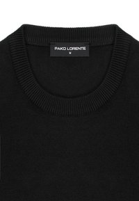 Czarny sweter dzianinowy z prążkowanym okrągłym dekoltem, gładką fakturą oraz metką z napisem "PAKO LORENTE" w rozmiarze "M."