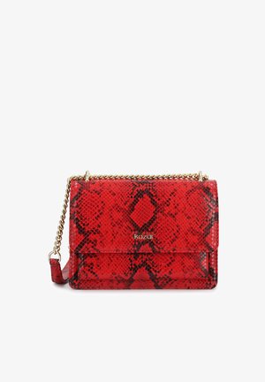 Borsa rossa con motivo in pelle di serpente, tracolla a catena dorata e logo "Kazar" sulla patta frontale.