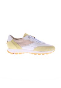 Sneaker mit einer Mischung aus weißem, pastellrosa und gelbem Wildleder, ausgestattet mit einer strukturierten Gummisohle und hellblauen Schnürsenkeln. Minimalistisches Design.