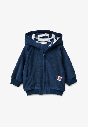 Sudadera con capucha para niño pequeño de color azul marino con cremallera frontal, dos bolsillos, forro a rayas en la capucha y pequeño parche de tomate en el bolsillo izquierdo.