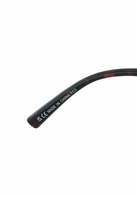 Crna i crvena ručka sunčanih naočala s uzorkom i glatkim završetkom, s oznakama "MADE IN CHINA" i "CE" blizu kraja.