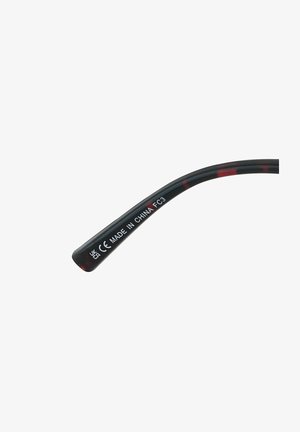 Sort og rød mønstret brillearm, lavet af plastik, med hvid tekst der angiver "CE" og "MADE IN CHINA," med en glat overflade.