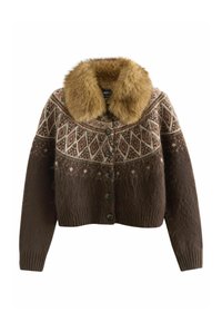 Brun stickad kofta med texturerad pälskrage, prydd med diamantmönster i dämpade nyanser och svarta knappar framtill.