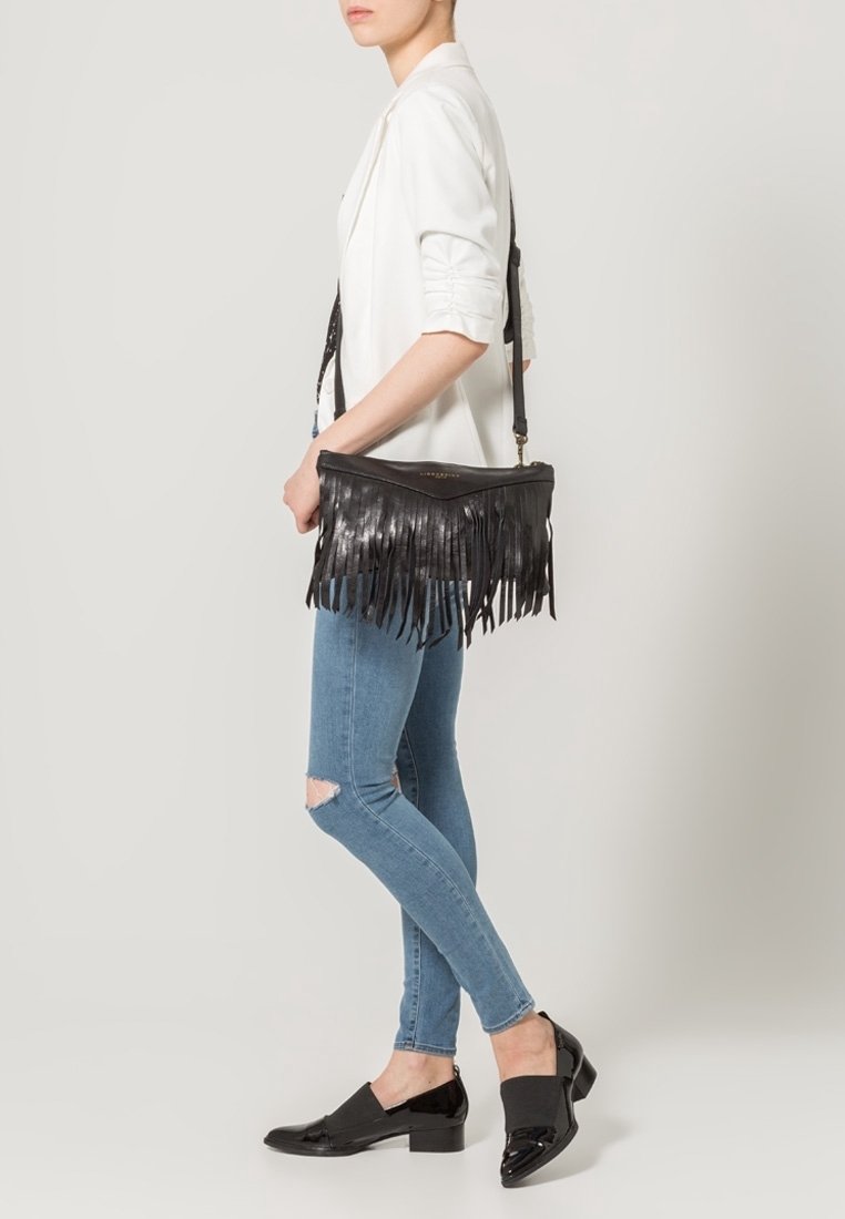 Schwarze Leder-Crossbody-Tasche mit Fransen, die ein dreieckiges Design aufweist und über einen langen Träger verfügt. Die strukturierte Oberfl äche erhöht das visuelle Interesse.