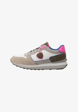 Sneakers met een combinatie van wit mesh, beige suède en roze accenten. Ronde neus, dikke rubberen zool en een opvallende logopatch aan de zijkant.