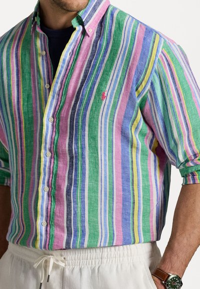 Chemise à rayures multicolores avec des teintes de vert, rose, bleu et jaune en lin, dotée d'un petit logo sur la poitrine et de manches retroussées.