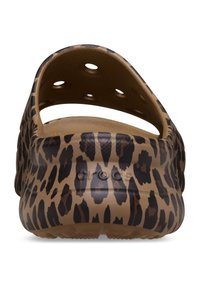 Leopardenmuster-Clog mit einem braunen Fußbett, aus leichtem Material gefertigt. Verfügt über Belüftungsöffnungen und einen Riemen hinten für zusätzlichen Halt.
