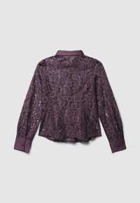 Lila Langarmspitzenbluse mit floralem Muster, satiniertem Kragen und Manschetten, flach von hinten auf einem hellen Hintergrund präsentiert.