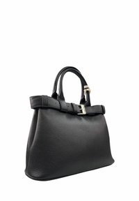 Borsa a mano in pelle nera con finitura texturizzata, forma curva, doppi manici e un accentato fibbia su una tracolla.