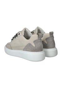 Sneakers met een bovenwerk van beige leer en grijze suède accenten, voorzien van zwarte veters, een witte zool en een trekband aan de achterkant.