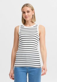 Valge tank-top mustade horisontaalsete triipudega, sooniktekstuur, ümar kaelus ja varrukateta disain, ühendatud helesiniste teksadega.