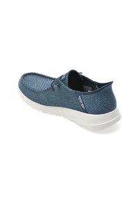 Scarpa slip-on in rete blu con tomaia texturizzata, suola in gomma bianca e accenti blu scuro a contrasto. Presenta un dettaglio in pizzo per la regolazione.