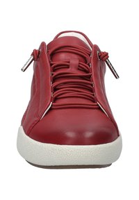 Sneaker rossa in pelle con punta arrotondata, suola bianca texturizzata e lacci elastici sulla parte anteriore. Presenta dettagli in metallo argentato.