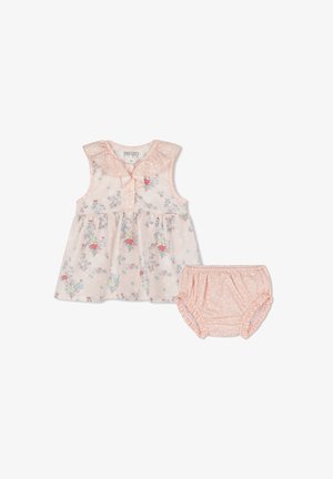 Haut sans manches rose avec imprimé floral et détails en boutons, associé à des bloomers à volant assortis avec un petit motif floral.