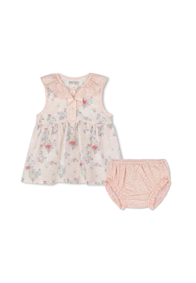 Haut sans manches rose avec imprimé floral et détails en boutons, associé à des bloomers à volant assortis avec un petit motif floral.