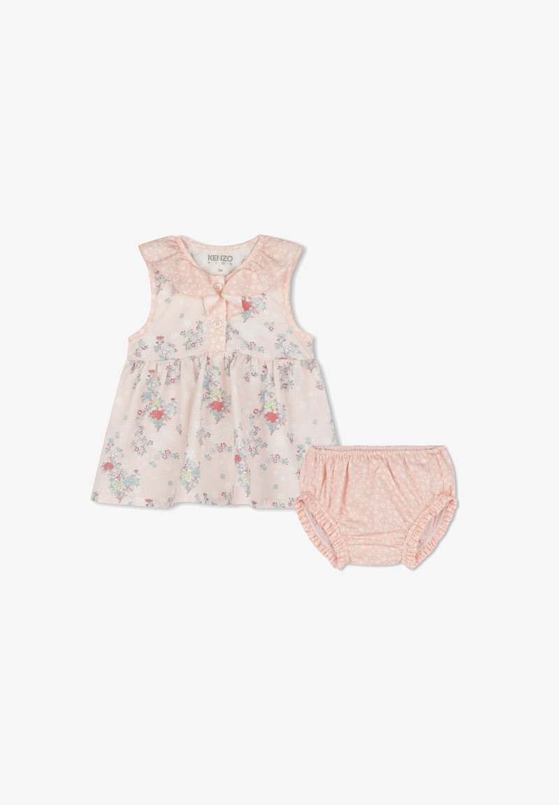 Haut sans manches rose avec imprimé floral et détails en boutons, associé à des bloomers à volant assortis avec un petit motif floral.