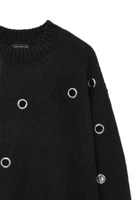 Pullover nero in maglia con grandi occhielli in metallo argentato cuciti nel tessuto. Il colletto a coste e la cucitura testurizzata arricchiscono il design.
