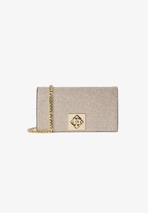 Bolso de mano rectangular dorado brillante con una correa de cadena dorada y un cierre cuadrado decorativo dorado en el centro del frente.