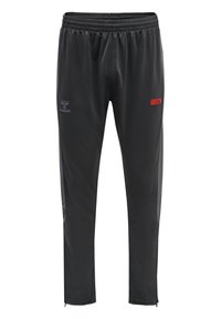 Schwarze Sporthosen aus glattem, leichtem Material, mit elastischem Bund, seitlichen Taschen und einem kleinen roten Markenlogo.