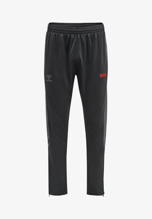 Schwarze Sporthosen aus glattem, leichtem Material, mit elastischem Bund, seitlichen Taschen und einem kleinen roten Markenlogo.