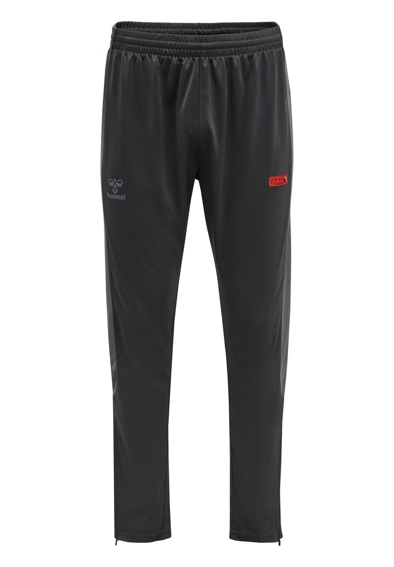 Schwarze Sporthosen aus glattem, leichtem Material, mit elastischem Bund, seitlichen Taschen und einem kleinen roten Markenlogo.