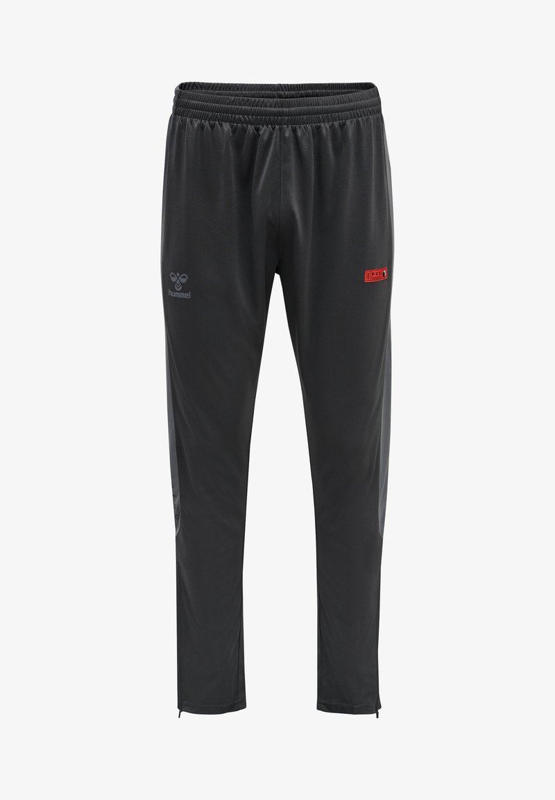 Zwarte sportbroek van glad, lichtgewicht materiaal, met een elastische tailleband, zijzakken en een klein rood merkembleem.